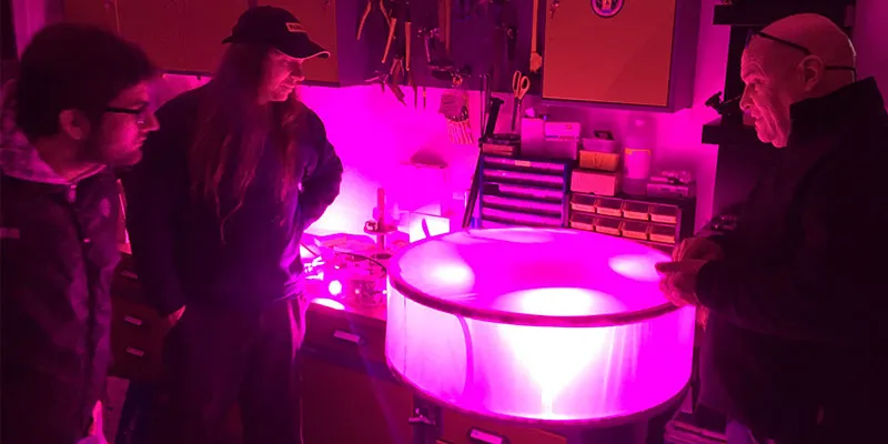 Prueba de color en el taller: una luminaria encendida en magenta tiñe toda la sala