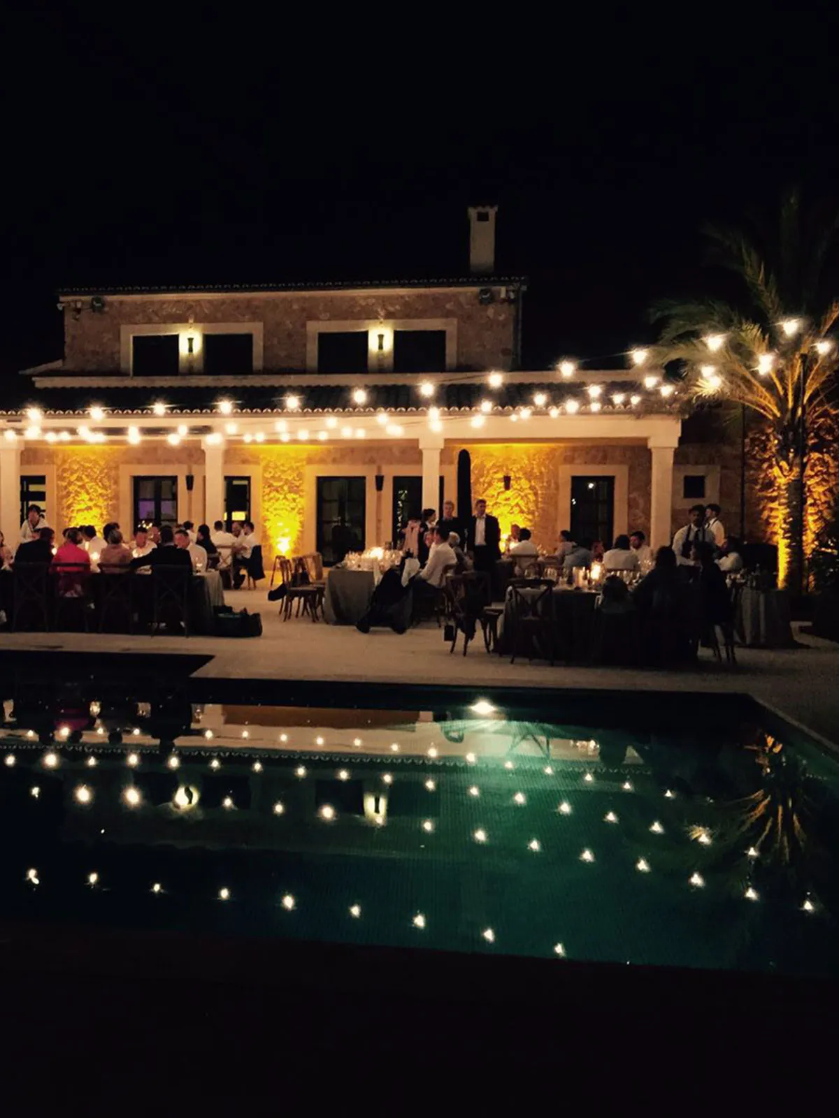 Evento con piscina iluminado por The Balearic Lighthouse