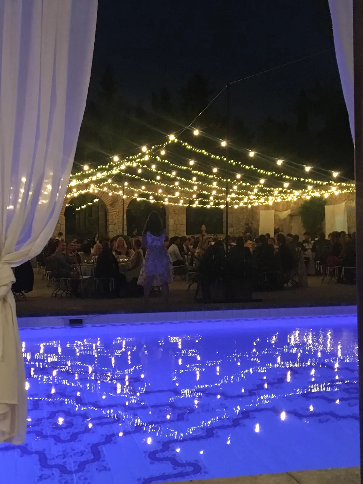 Evento con piscina iluminado por The Balearic Lighthouse