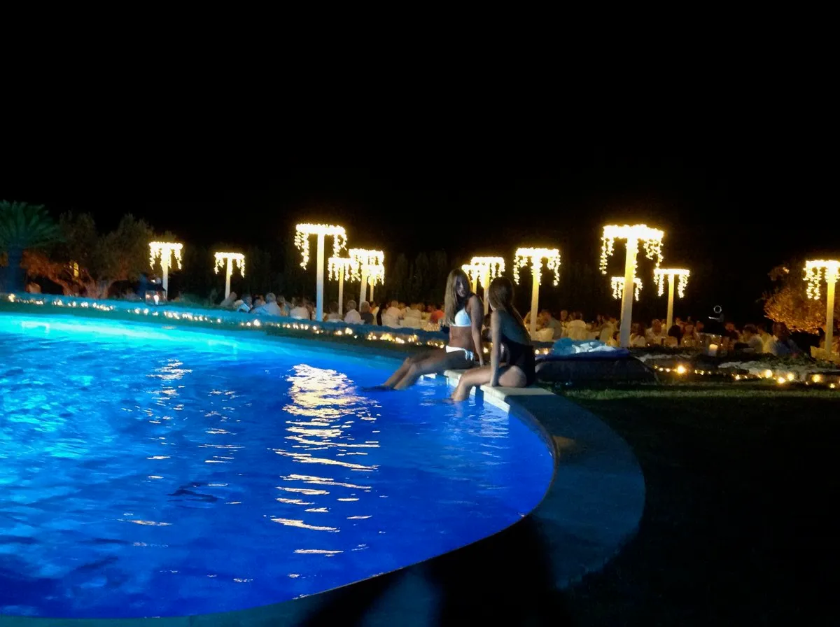 Evento con piscina iluminado por The Balearic Lighthouse