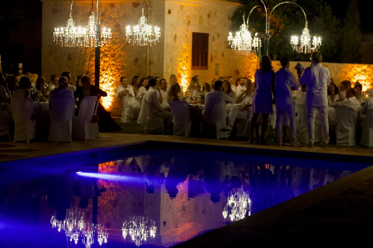 Evento con piscina iluminado por The Balearic Lighthouse